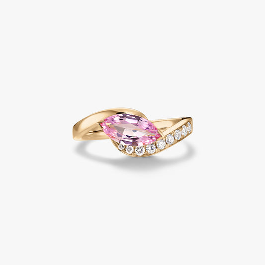 Prsten ze žlutého zlata 14K s růžovým safírem broušeným do tvaru markýzy a přírodními diamanty v pavé osazení na obtočené obroučce, izolovaný na bílém pozadí.