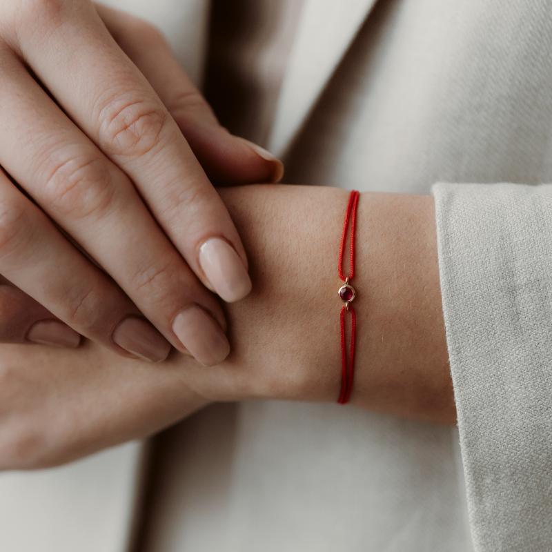 Stříbrný šňůrkový náramek Birthstone Golden January - Granát - Indira