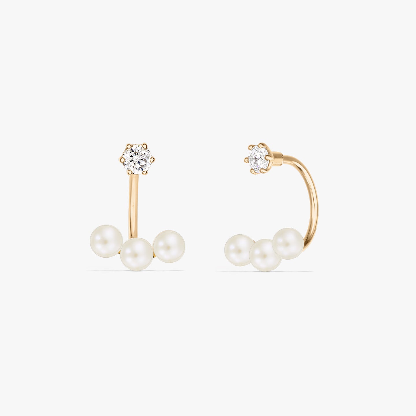 Čtvercová produktová fotografie páru náušnic typu ear jacket z 14K žlutého zlata s trojicí přírodních perel pod malými kulatými peckami, na čistě bílém pozadí.