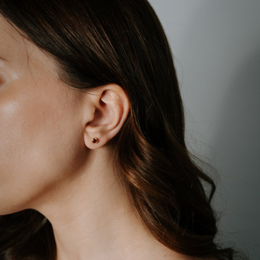 Stříbrné náušnice Birthstone Golden January - Granát - Indira