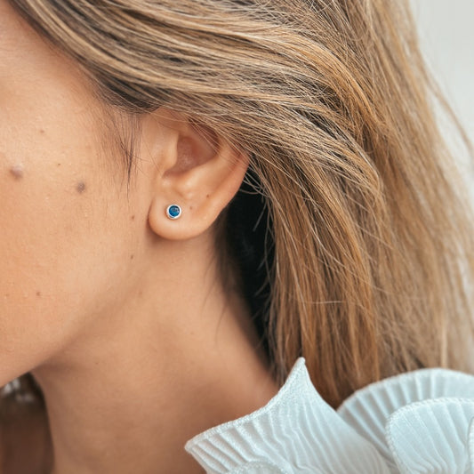 Stříbrné náušnice Birthstone září - Safír - Indira