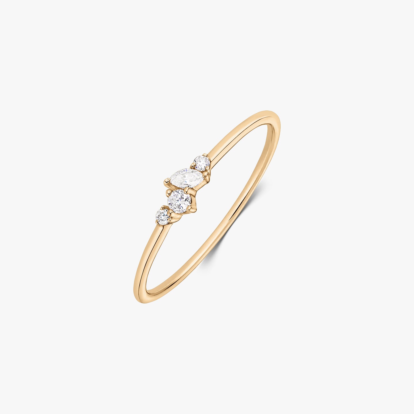 Prsten Nova z 14K žlutého zlata s delikátním seskupením pěti bílých diamantů na tenké obroučce, vyobrazený na bílém pozadí.