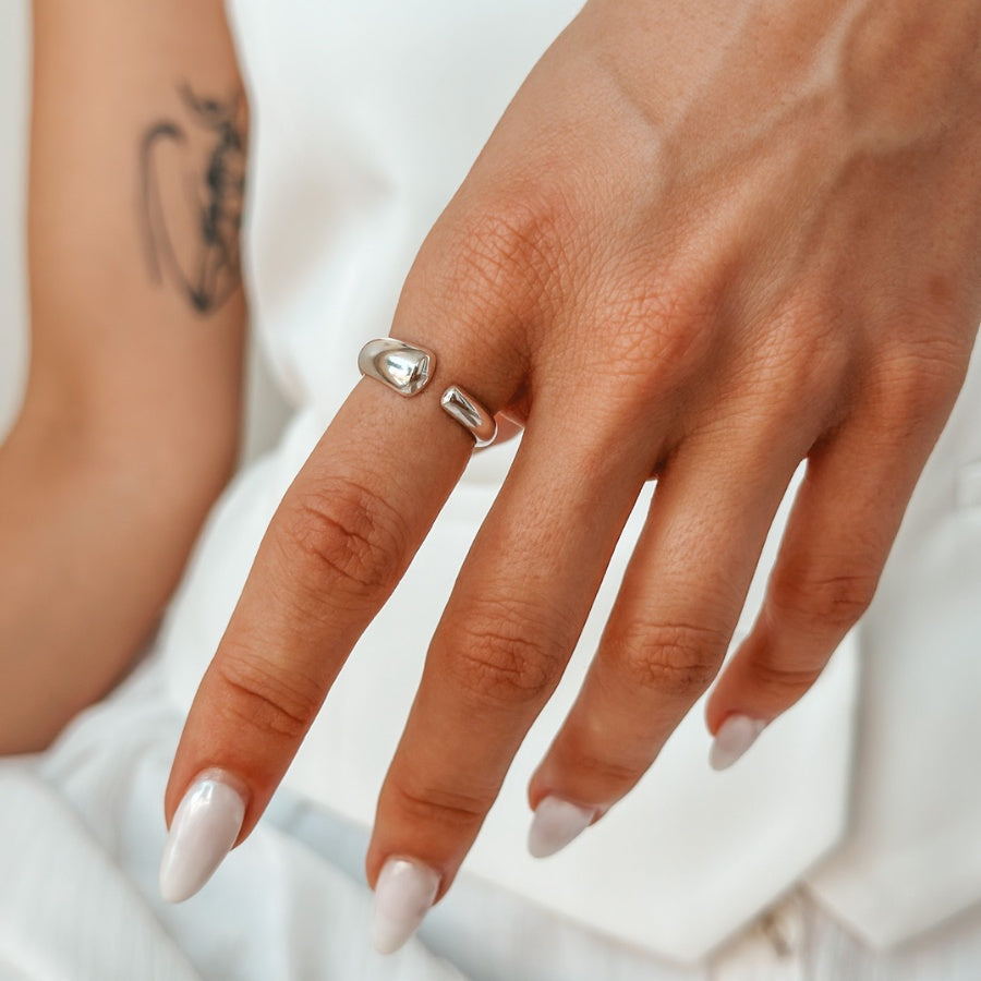 Stříbrný nastavitelný prsten Huggie - Indira