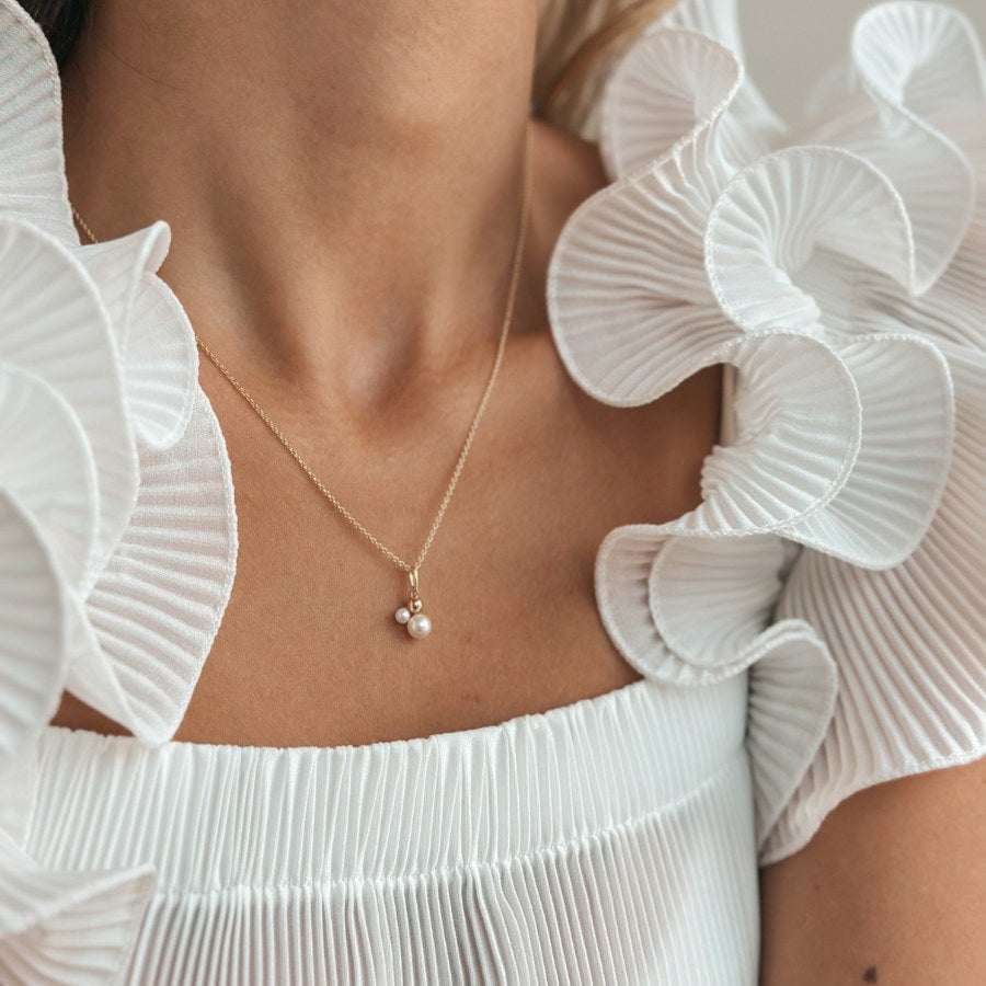 Zlatý přívěsek Lora – Přírodní perly – Indira