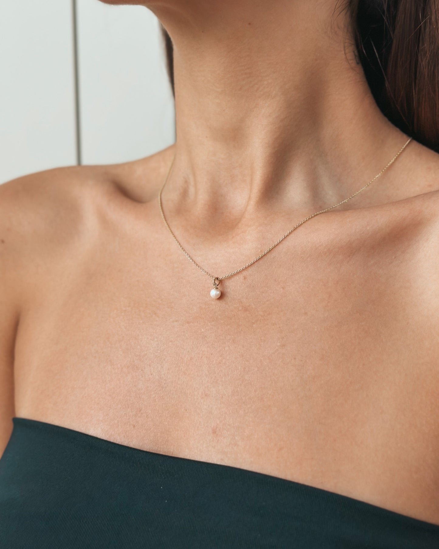 Přívěsek ze žlutého zlata Aveline – přírodní perla a diamanty - Indira