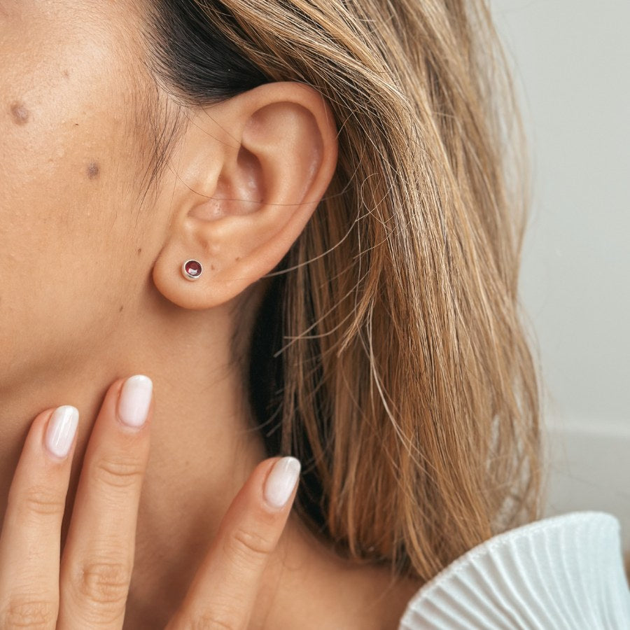 Stříbrné náušnice Birthstone Červenec - Rubín - Indira