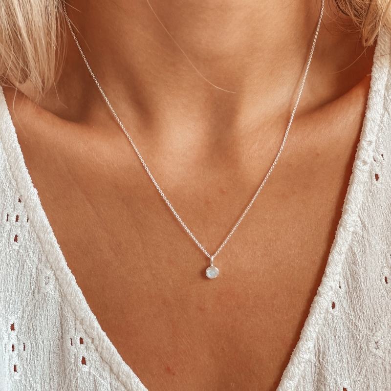 Stříbrný náhrdelník s drahokamem červen – Měsíční kámen – Indira