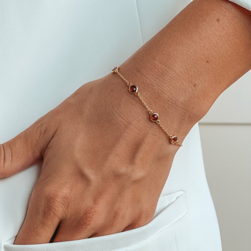 Stříbrný náramek Birthstone Golden January - Granát - Indira