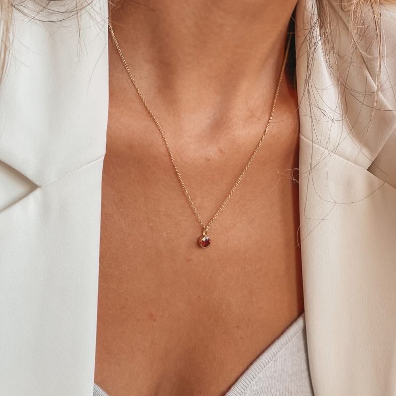 Stříbrný náhrdelník Birthstone Golden Leden - Granát - Indira