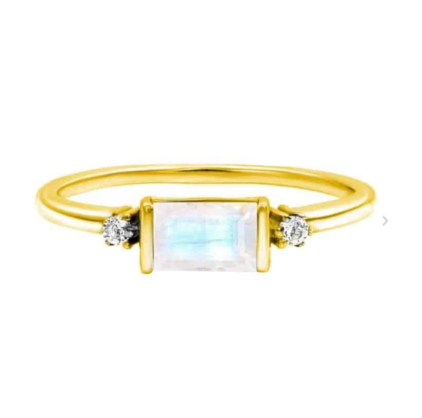 Zlatý Eva Stříbrný Prsten s Měsíčním Kamenem a Zirkonem, s obdélníkovým měsíčním kamenem a dvěma zirkony na pozlaceném stříbrném pásku.