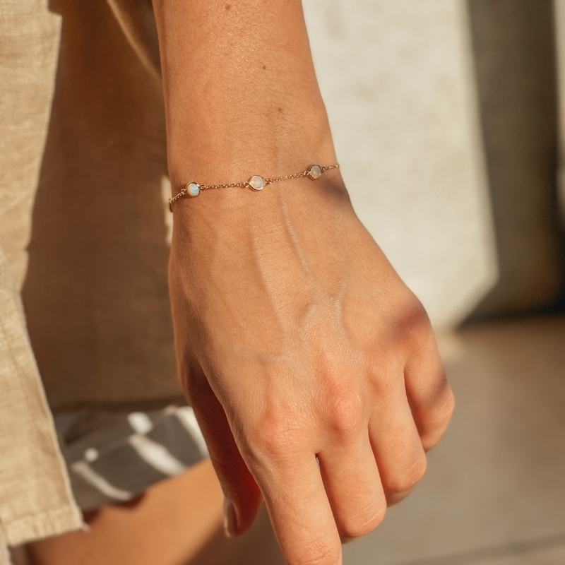 Stříbrný náramek Birthstone Golden October - Opál - Indira