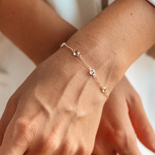 Stříbrný náramek Birthstone Golden April - Bílý Topaz - Indira