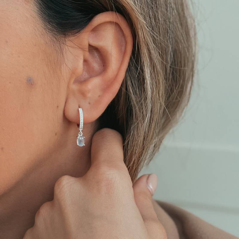 Stříbrné náušnice Gem Huggies - Měsíční kámen - Indira