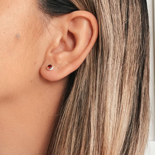 Stříbrné náušnice Birthstone Leden - Granát - Indira