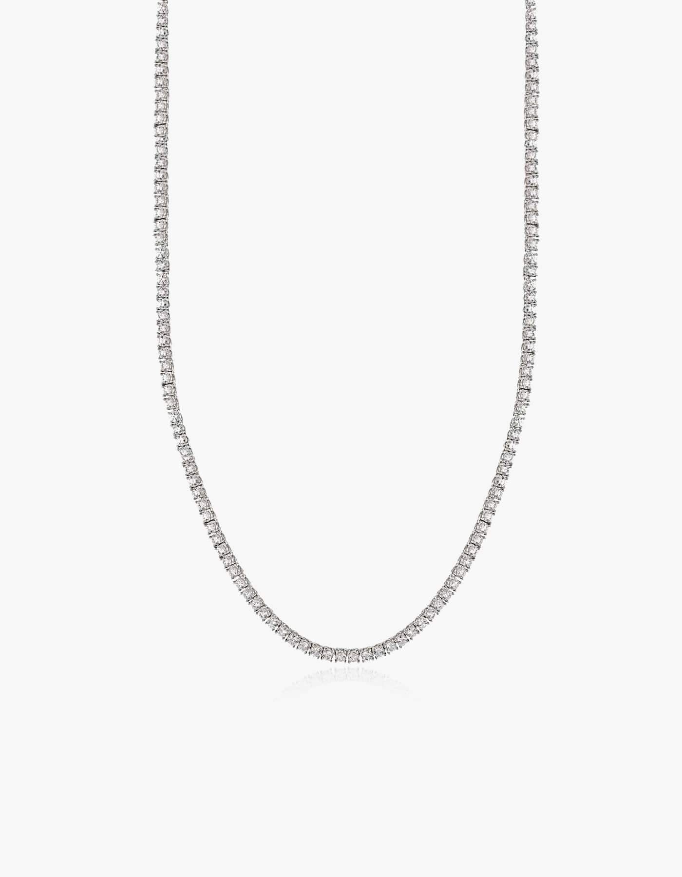 Stříbrný tenisový náhrdelník s kameny zirkonu na bílém pozadí.