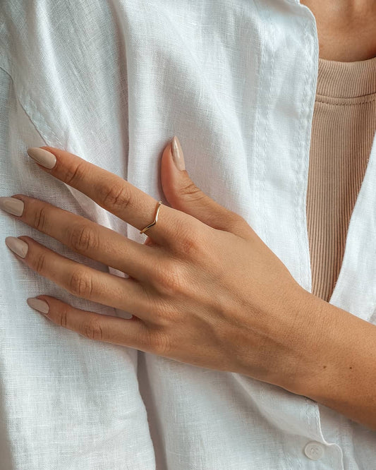 Zlatý prsten Simple V of Gold - Indira