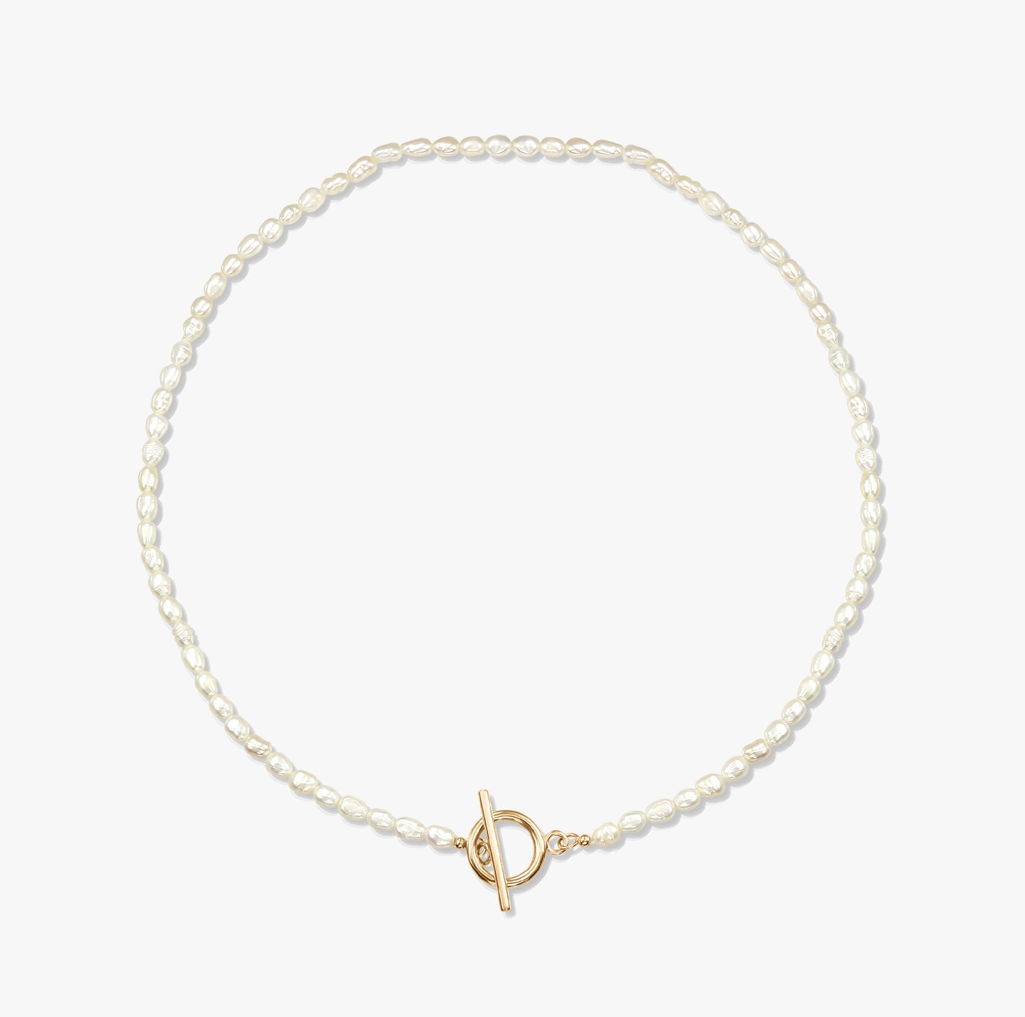 Minimalistický perlový náhrdelník se zlatou sponou na bílém pozadí.