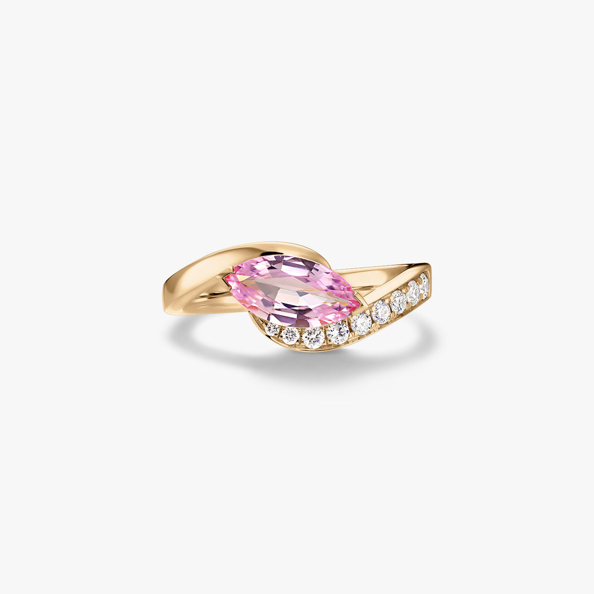 Prsten ze žlutého zlata 14K s růžovým safírem broušeným do tvaru markýzy a přírodními diamanty v pavé osazení na obtočené obroučce, izolovaný na bílém pozadí.