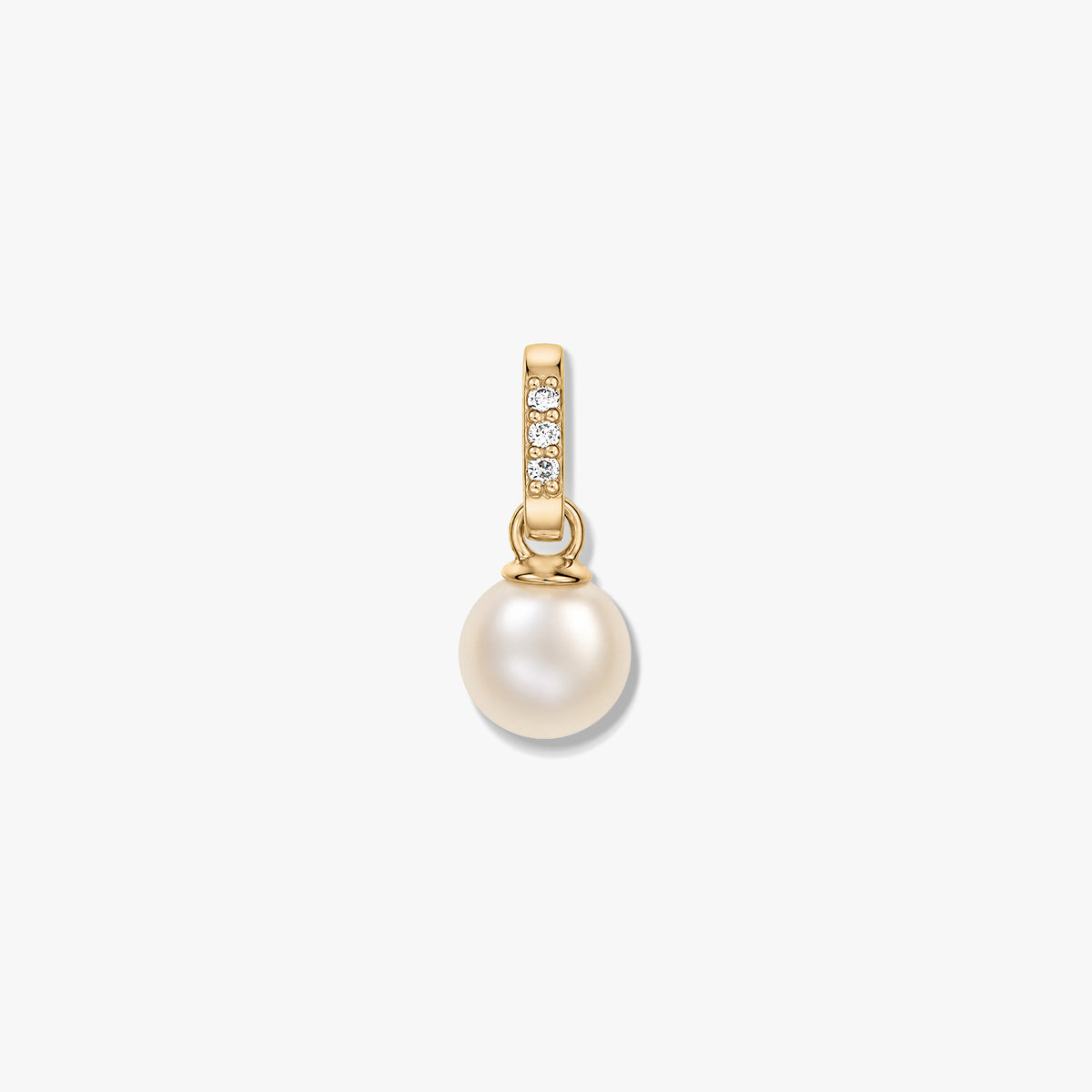 Přívěsek Aveline ze žlutého zlata 14K s kulatou pěstovanou perlou a závěsným očkem s diamantovými akcenty na bílém pozadí.