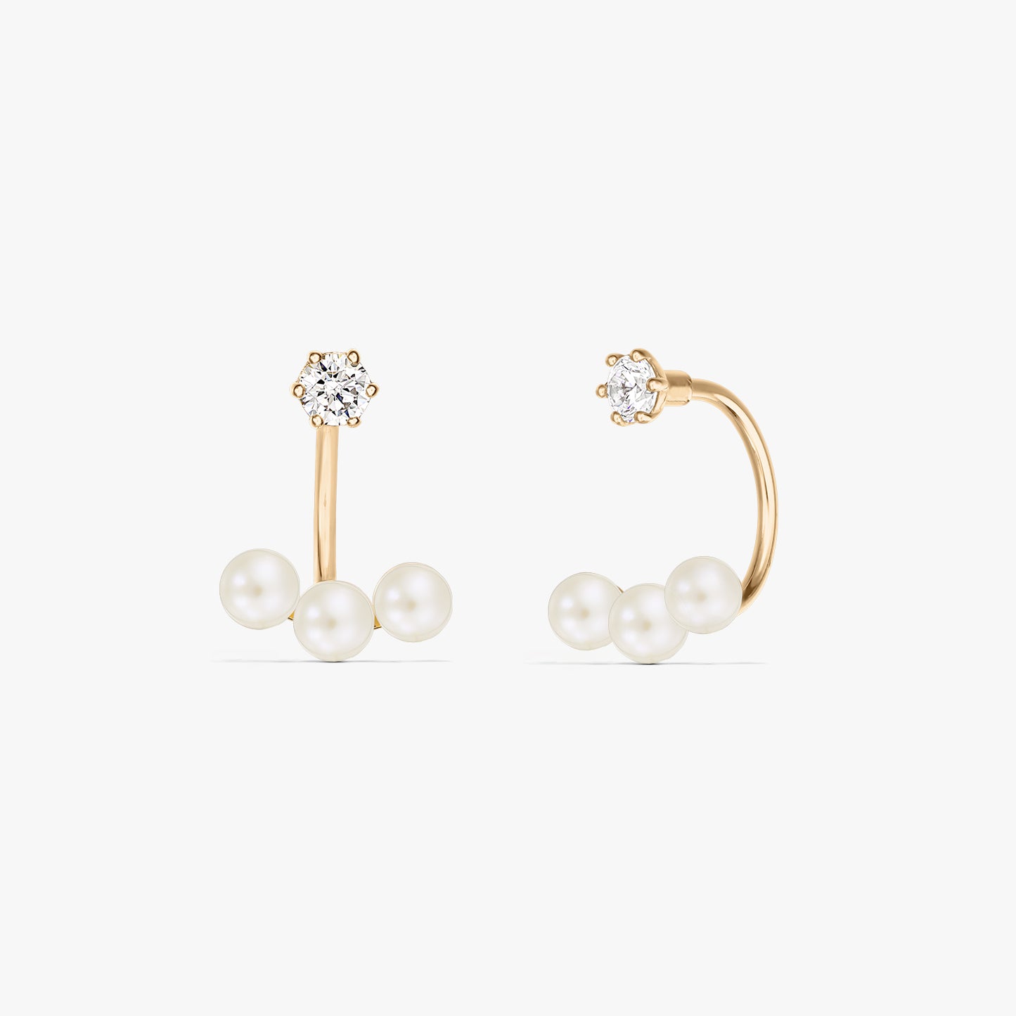 Čtvercová produktová fotografie páru náušnic typu ear jacket z 14K žlutého zlata s trojicí přírodních perel pod malými kulatými peckami, na čistě bílém pozadí.
