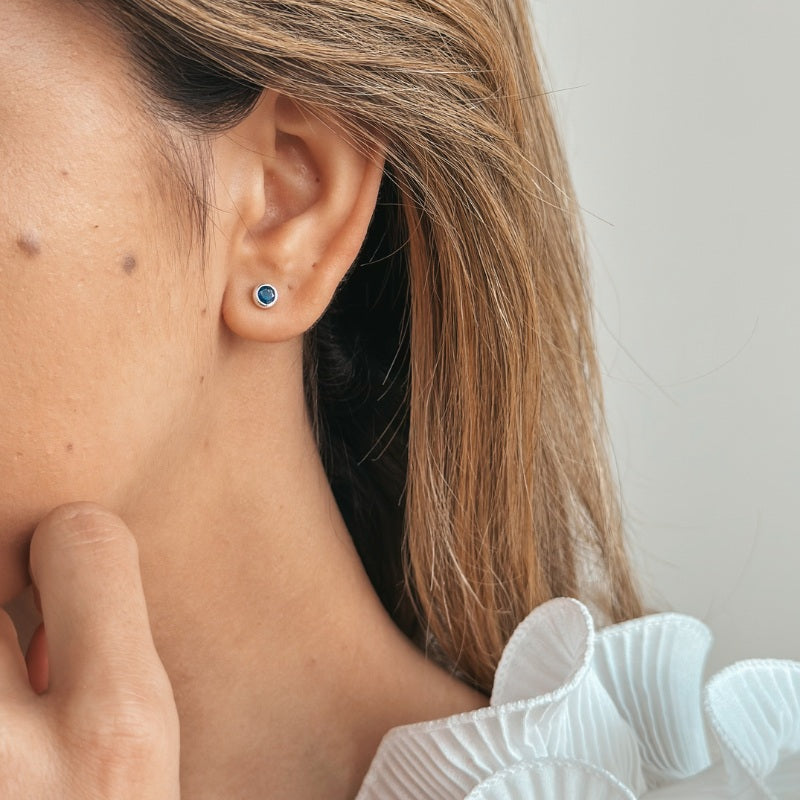 Stříbrné náušnice Birthstone Září - Safír - Indira