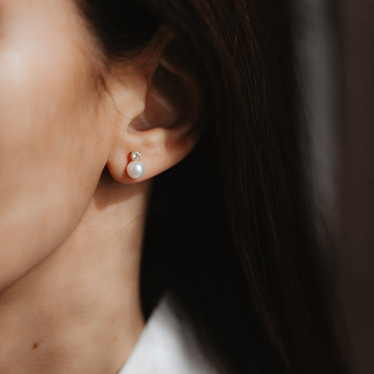 Stříbrné náušnice Astrid - Přírodní perla a bílý topaz - Indira