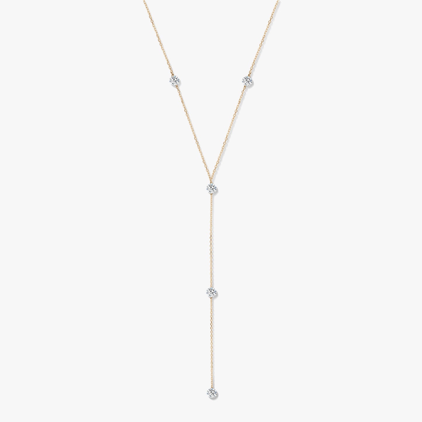 Náhrdelník typu lariat ze žlutého zlata 14K s pěti kulatými diamanty v rámečkovém zasazení na bílém pozadí.