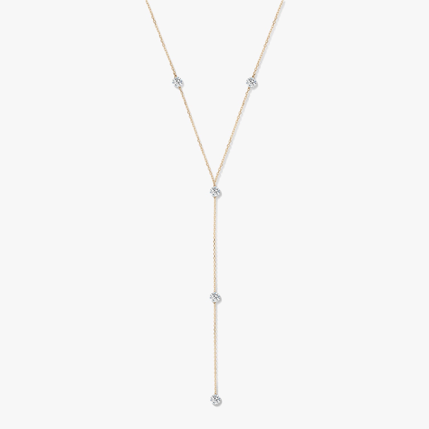 Náhrdelník typu lariat ze žlutého zlata 14K s pěti kulatými diamanty v rámečkovém zasazení na bílém pozadí.