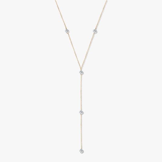 Náhrdelník typu lariat ze žlutého zlata 14K s pěti kulatými diamanty v rámečkovém zasazení na bílém pozadí.