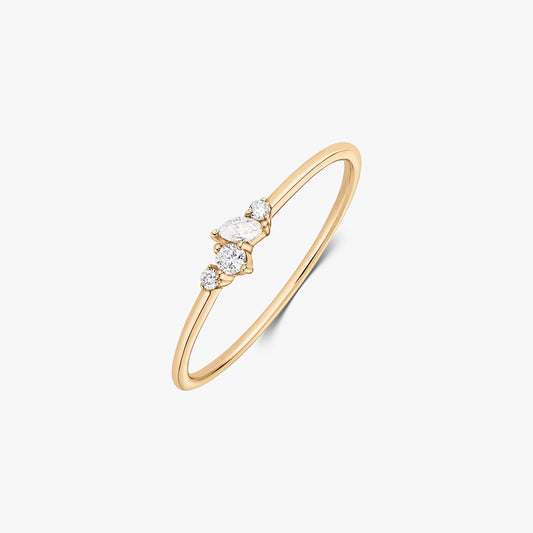 Prsten Nova z 14K žlutého zlata s delikátním seskupením pěti bílých diamantů na tenké obroučce, vyobrazený na bílém pozadí.