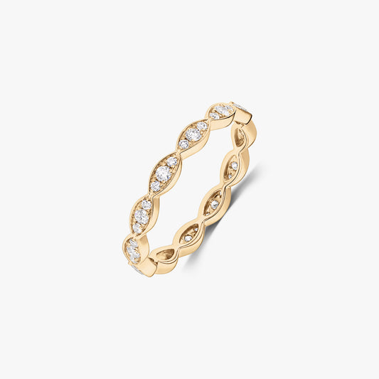 Prsten Luna ze žlutého zlata 14K s přírodními kulatými diamanty zasazenými do článků ve tvaru markýzy, izolovaný na bílém pozadí.