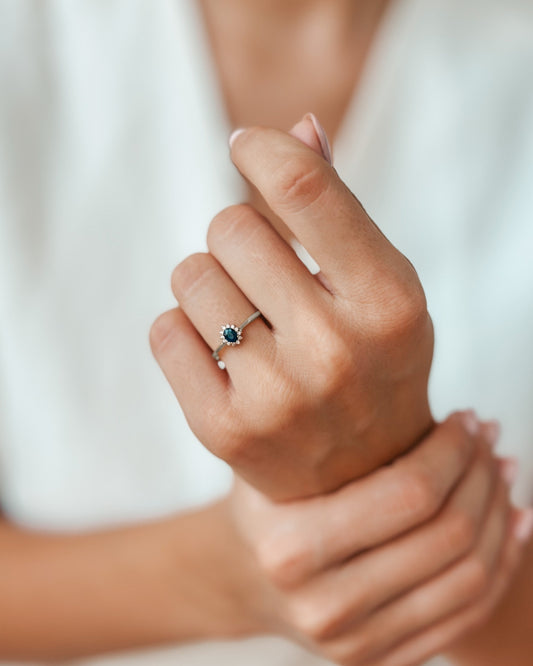 Prsten z bílého zlata Genn - Safír a Diamanty