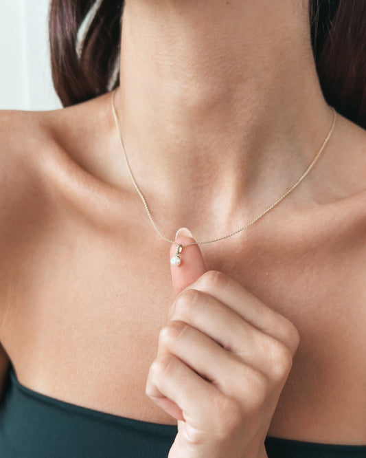 Přívěsek z žlutého zlata Aveline – Přírodní perla a diamanty - Indira