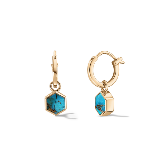 Pár malých náušnic kruhů ze stříbra 925 se zlatým tónem s přívěsky v podobě hexagonálních tyrkysových kamenů Blue Copper na čistém, průhledném pozadí.