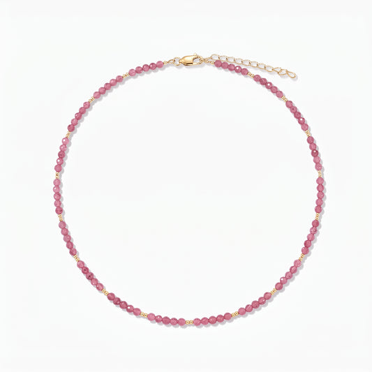 Silver Necklace Golden SummerScape - Tourmaline by Indira: korálkový náhrdelník z růžového turmalínu s drobnými zlatými akcenty a karabinovým zapínáním s prodlužovacím řetízkem, na bílém pozadí.