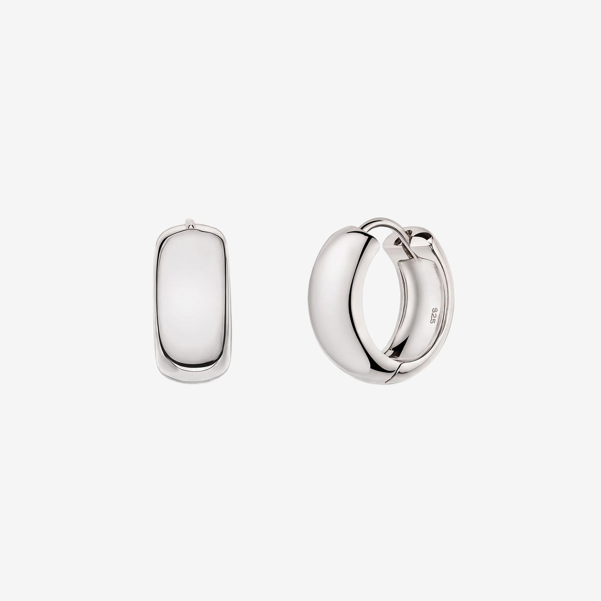 Náušnice typu huggie ze stříbra 925, model Bold Maxi Hoops; jeden kus zobrazen zepředu, druhý mírně pootevřený, na bílém pozadí, s lesklým povrchem.