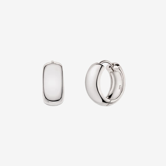 Náušnice typu huggie ze stříbra 925, model Bold Maxi Hoops; jeden kus zobrazen zepředu, druhý mírně pootevřený, na bílém pozadí, s lesklým povrchem.