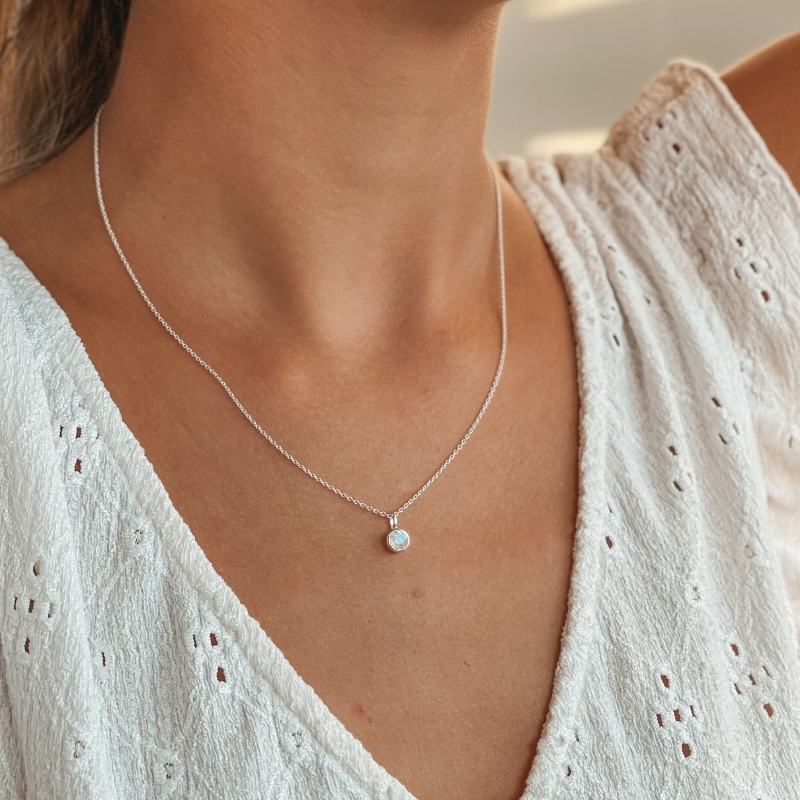 Stříbrný náhrdelník Birthstone červen - Měsíční kámen - Indira