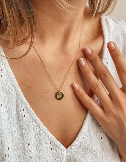 Stříbrný náhrdelník Birth Flower Golden - April Daisy - Indira