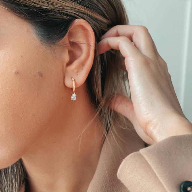 Stříbrné náušnice Golden Gem Huggies - Měsíční kámen - Indira