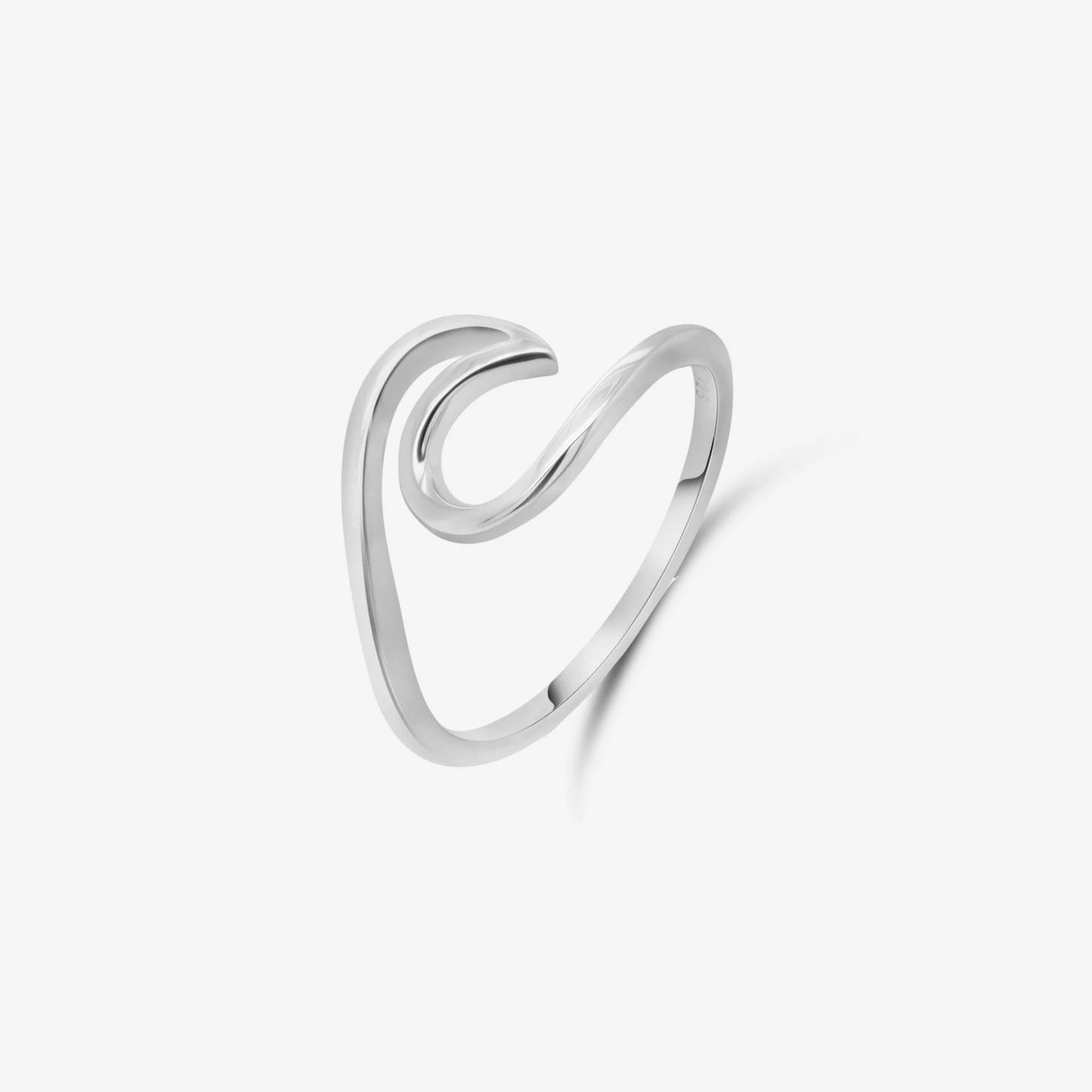 Minimalistický stříbrný prsten s vlnkovaným designem na bílém pozadí.