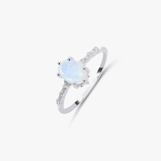 Stříbrný prsten Selah s měsíčním kamenem a zirkony na čistě bílém pozadí.