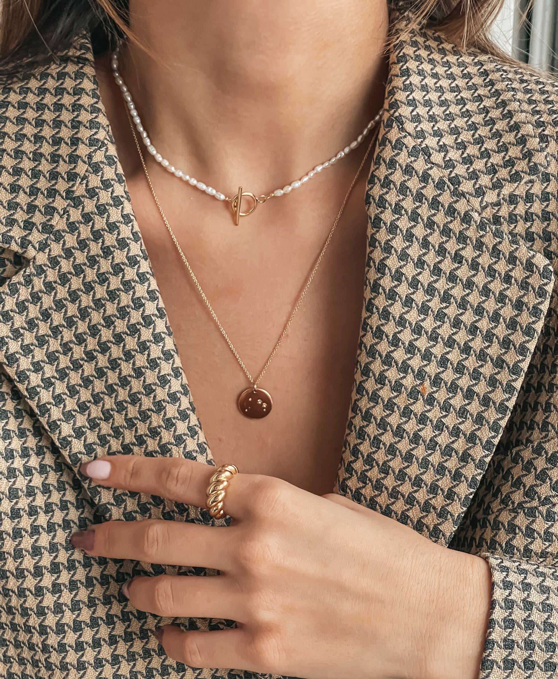 Stříbrný náhrdelník Locked Golden - přírodní perly - Indira