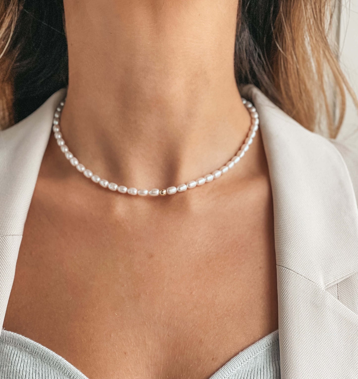 Zlatý náhrdelník Faye – Přírodní perly – Indira