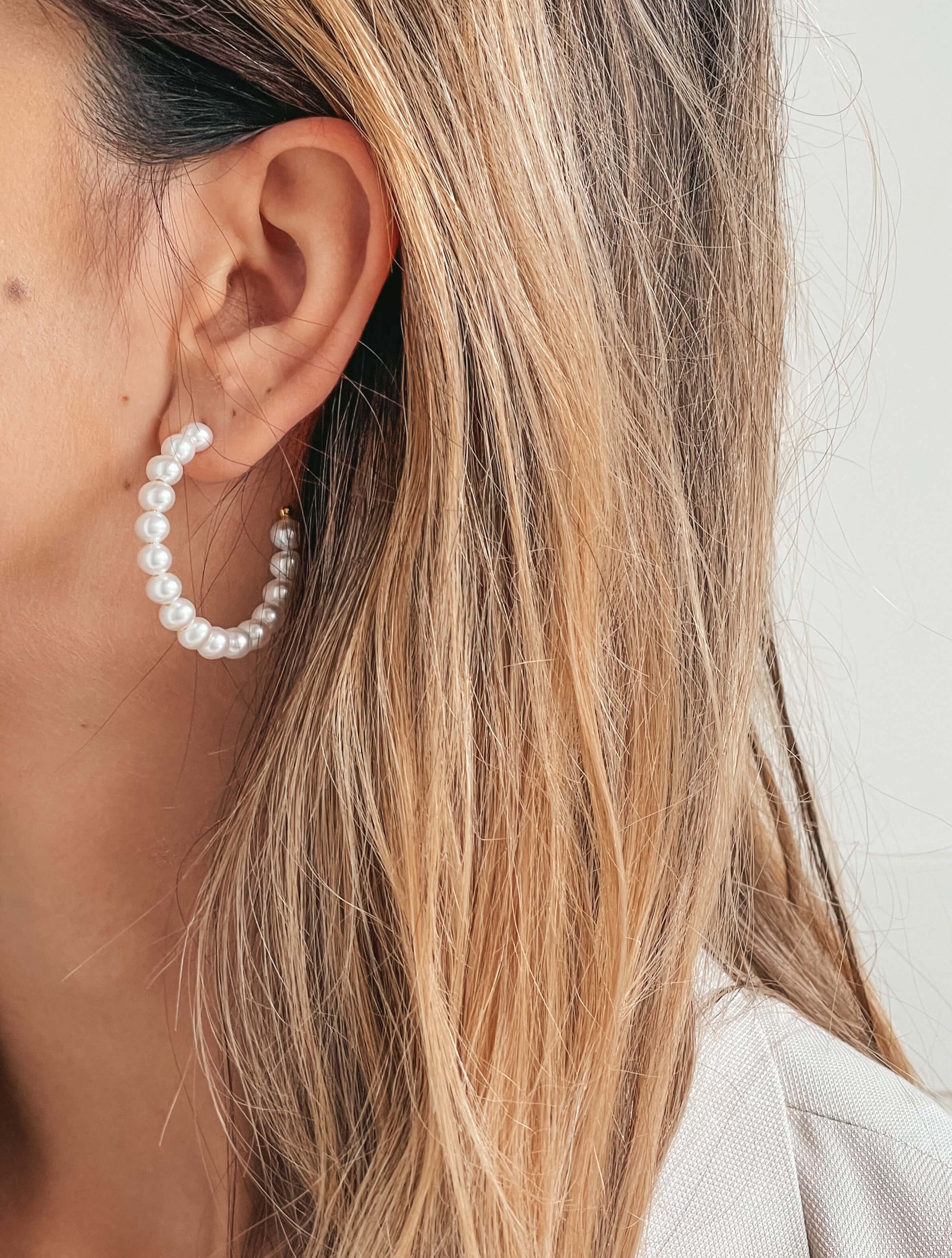 Stříbrné náušnice Golden Pearl Hoops - Přírodní perly - Indira