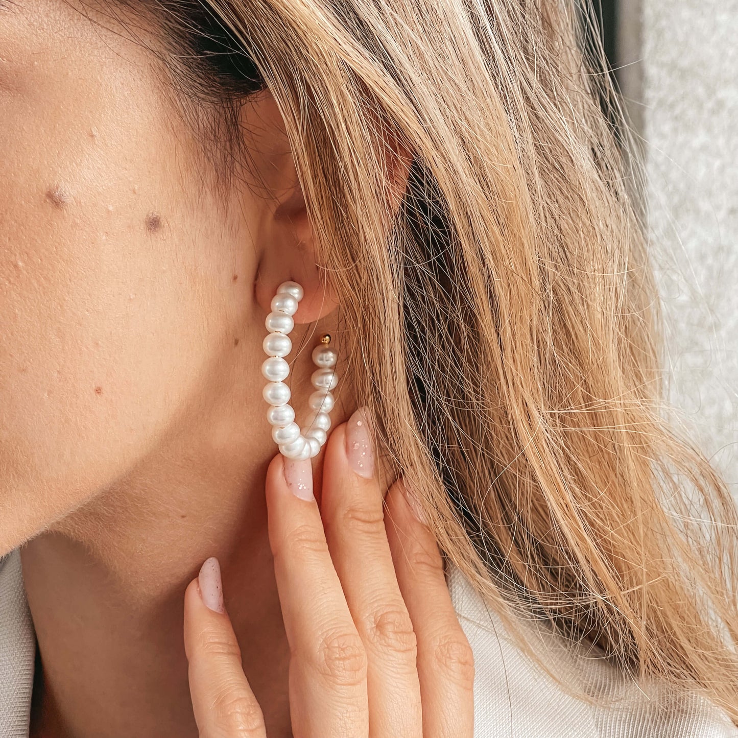 Stříbrné náušnice Golden Pearl Hoops - Přírodní perly - Indira